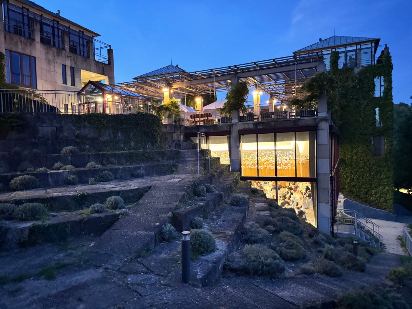Schloss Marbach in der Abenddämmerung mit beleuchteter Terrasse