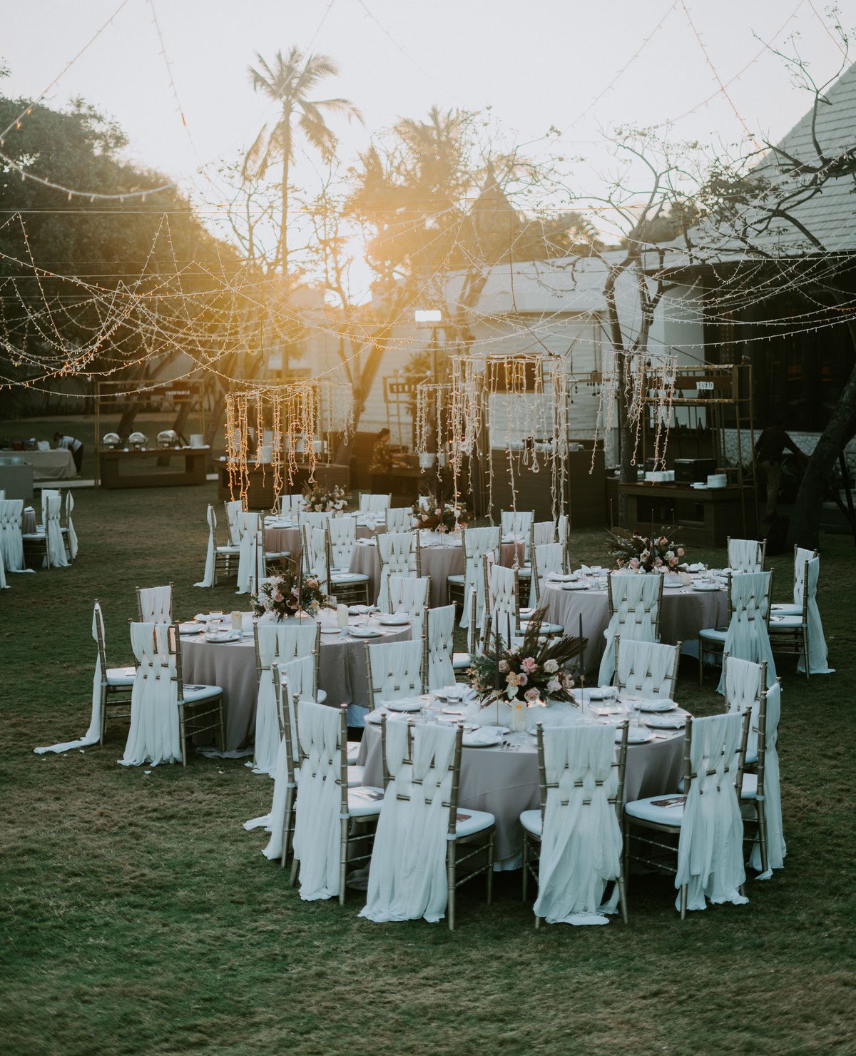 Bei Outdoor-Hochzeiten sorgen Lichterketten für eine tolle Lichtstimmung.
